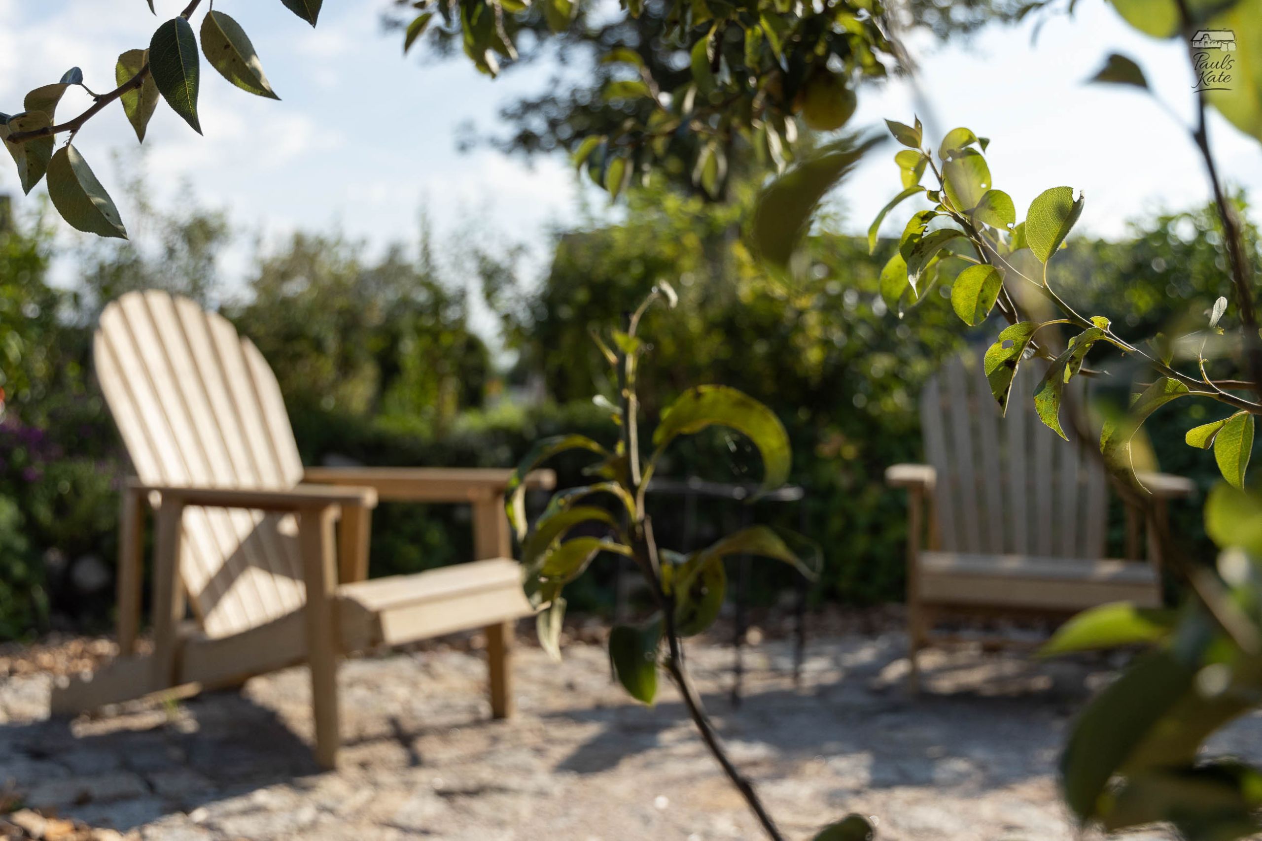 Sitzplatz am Birnbaum mit zwei Adirondack-Stühlen
