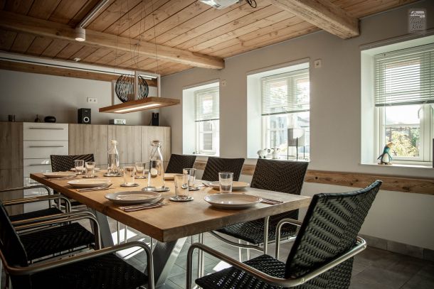 Gesellschaftszimmer - Tisch eingedeckt für Dinner-Event