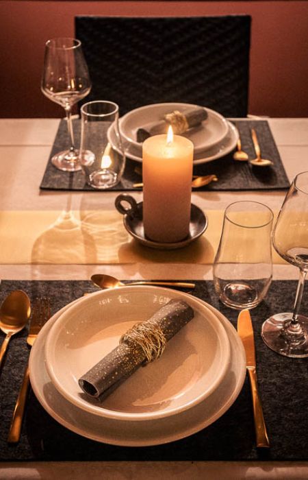 Gesellschaftszimmer: Gedeckter Tisch im edlen Gold-Schwarz-Look